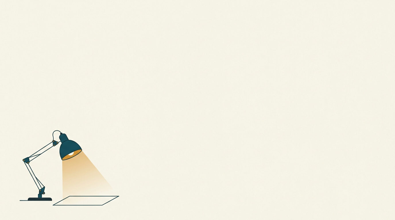 Minimalistisk, vid arbetsyta. En arkitektlampa lyser på ett ark papper i det nedre hörnet.