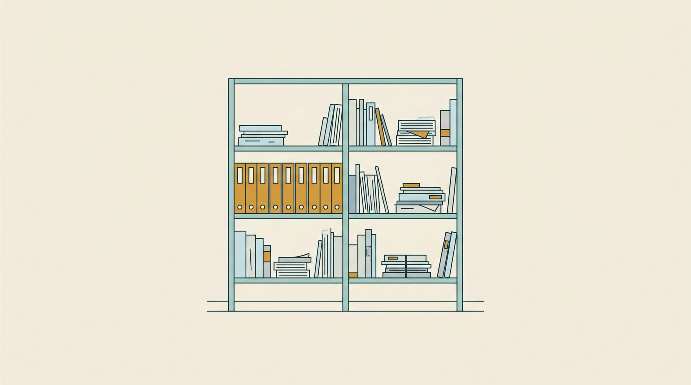 Minimalistisk vektorillustration av en arkivhylla med enhetliga ockragula mappar och varierade dokument mot ljus bakgrund.