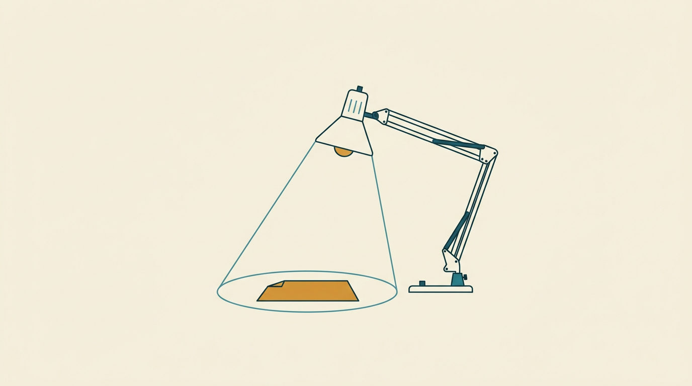 Minimalistisk vektorillustration av en skrivbordslampa i profil som lyser upp ett ockragult dokument mot ljus bakgrund.