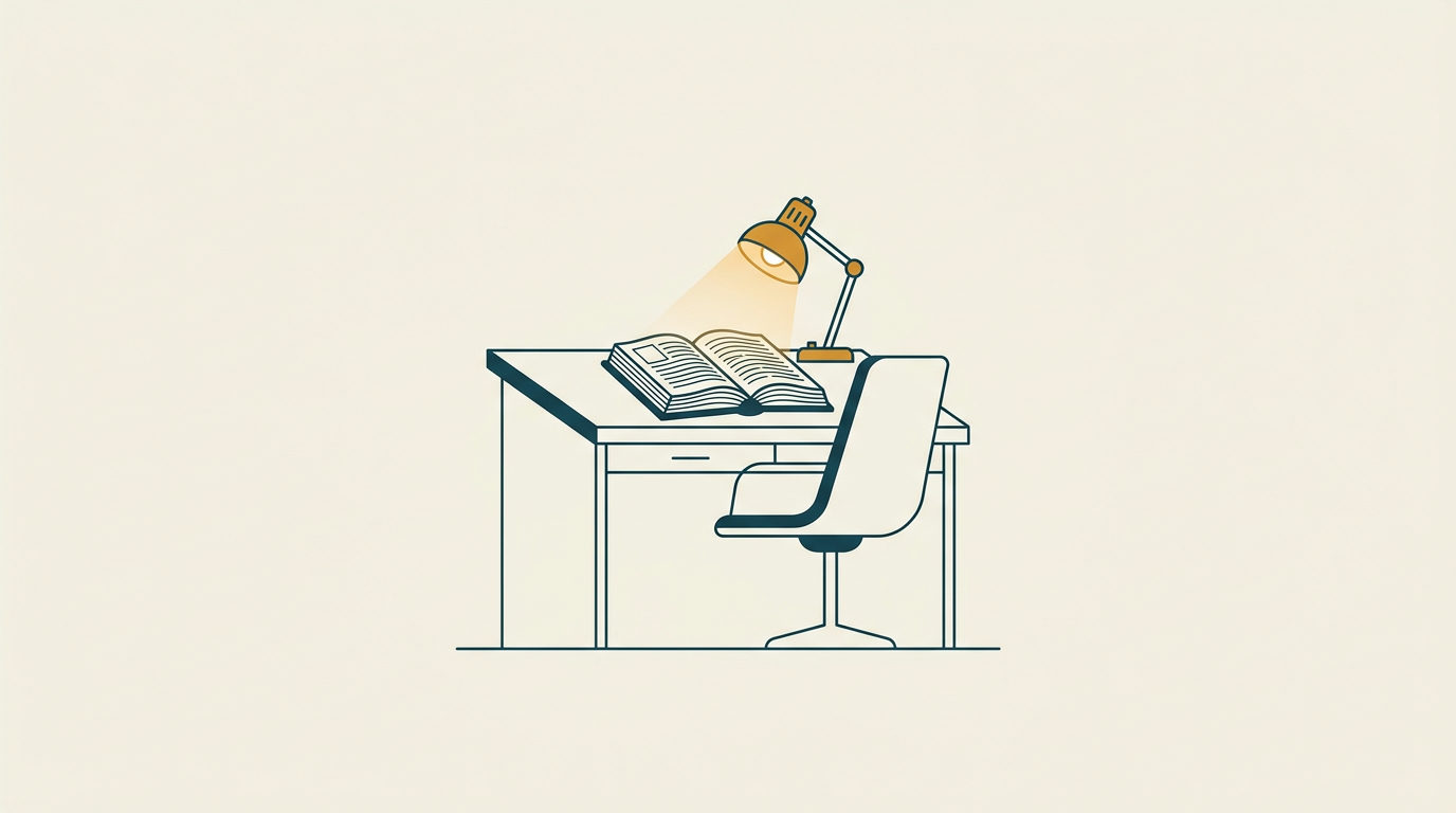 Tomt minimalistiskt skrivbord med öppen referensbok, upplyst av bordslampa, i öppet utrymme.