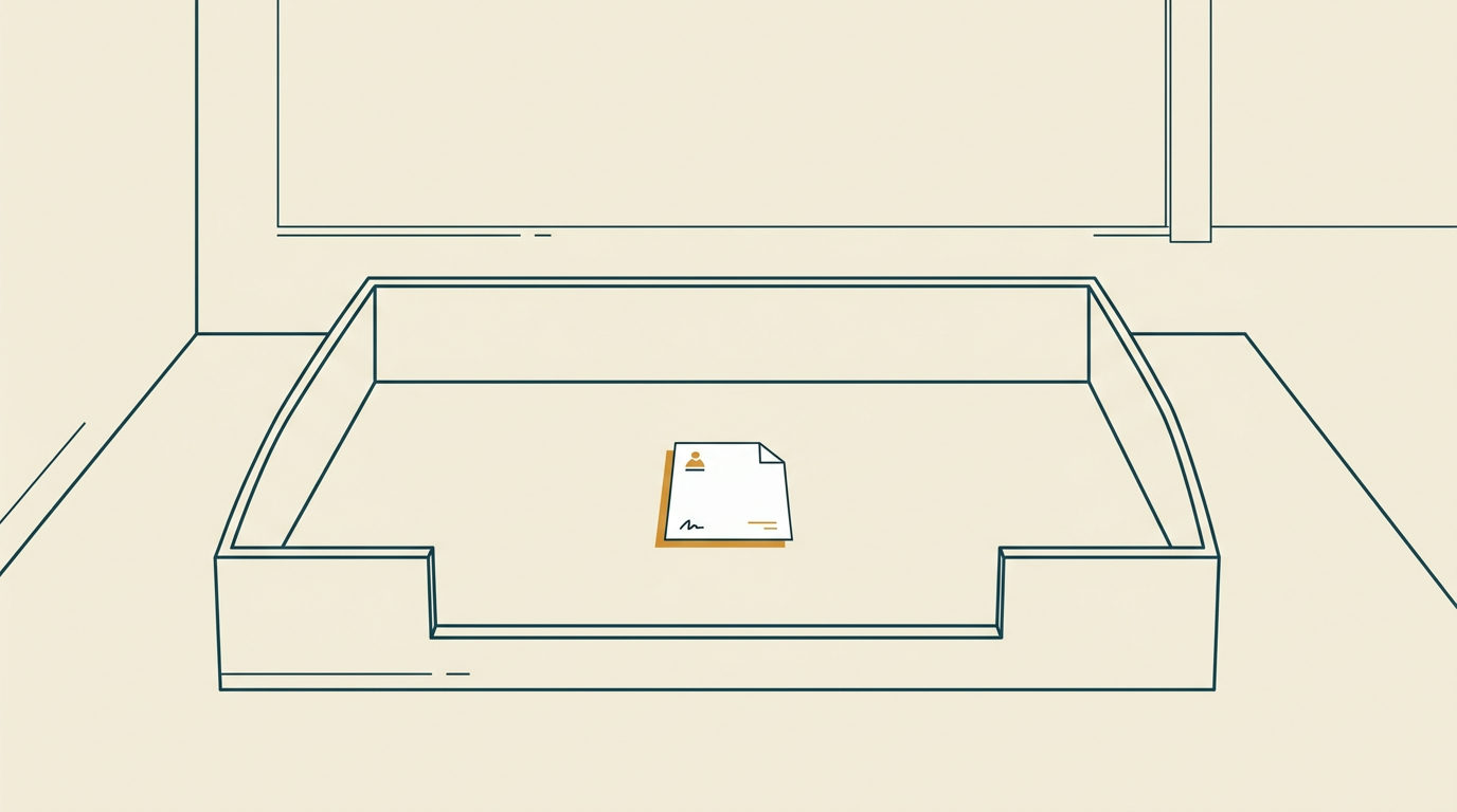 Minimalistisk illustration av ett ensamt dokument i ett enormt sorteringsfack mot en ljus, öppen bakgrund.