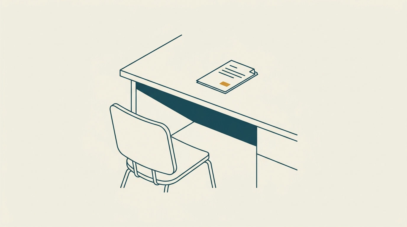 Minimalistiskt arbetsutrymme med en stol bortdragen från ett skrivbord med ett dokument.