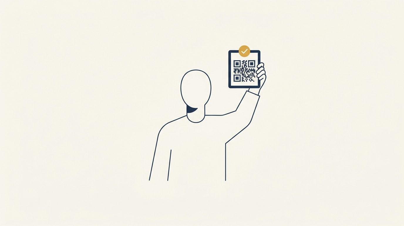 Persona in primo piano in un ambiente dai toni caldi che mostra un badge blu navy con dettagli oro, completo di QR code per la verifica dell'attestato di partecipazione.